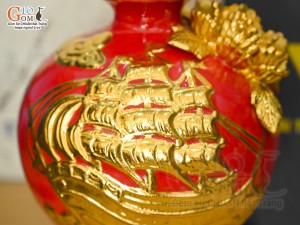 Bình hút tài lộc đắp nổi Thuận Buồm Xuôi Gió dát vàng, nền đỏ in logo VTV, cao 18cm