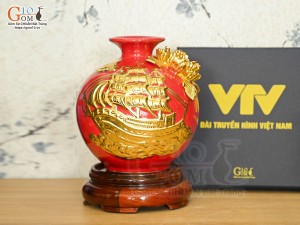 Bình hút tài lộc đắp nổi Thuận Buồm Xuôi Gió dát vàng, nền đỏ in logo VTV, cao 18cm