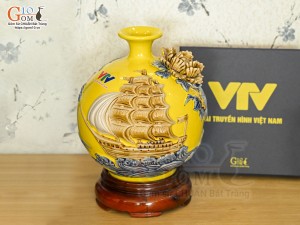Bình hút tài lộc đắp nổi Thuận Buồm Xuôi Gió, nền vàng in logo VTV, cao 21cm