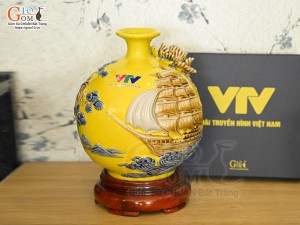 Bình hút tài lộc đắp nổi Thuận Buồm Xuôi Gió, nền vàng in logo VTV, cao 21cm