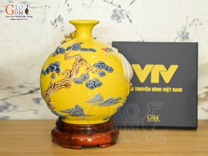 Bình hút tài lộc đắp nổi Thuận Buồm Xuôi Gió, nền vàng in logo VTV, cao 21cm