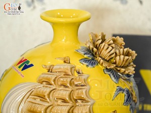 Bình hút tài lộc đắp nổi Thuận Buồm Xuôi Gió, nền vàng in logo VTV, cao 21cm