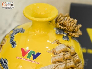 Bình hút tài lộc đắp nổi Thuận Buồm Xuôi Gió, nền vàng in logo VTV, cao 21cm