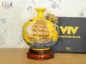 Bình hút tài lộc đắp nổi Thuận Buồm Xuôi Gió, nền vàng in logo VTV, cao 21cm