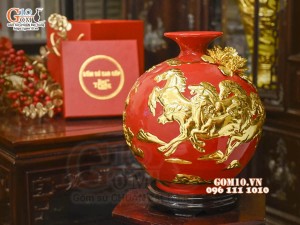 Bình hút tài lộc Mã Đáo Thành Công cuốn thư đắp nổi dát vàng, nền đỏ, cao 30cm