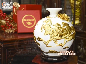 Bình hút tài lộc Mã Đáo Thành Công cuốn thư đắp nổi dát vàng, nền trắng, cao 30cm