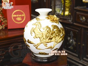 Bình hút tài lộc Mã Đáo Thành Công cuốn thư đắp nổi dát vàng, nền trắng, cao 30cm