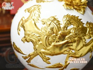 Bình hút tài lộc Mã Đáo Thành Công cuốn thư đắp nổi dát vàng, nền trắng, cao 30cm