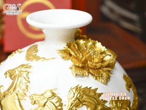 Bình hút tài lộc Mã Đáo Thành Công cuốn thư đắp nổi dát vàng, nền trắng, cao 30cm