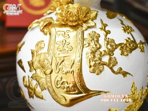 Bình hút tài lộc Mã Đáo Thành Công cuốn thư đắp nổi dát vàng, nền trắng, cao 30cm