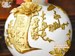 Bình hút tài lộc Mã Đáo Thành Công cuốn thư đắp nổi dát vàng, nền trắng, cao 30cm