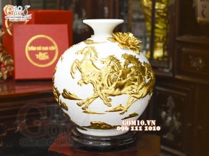 Bình hút tài lộc Mã Đáo Thành Công cuốn thư đắp nổi dát vàng, nền trắng, cao 30cm