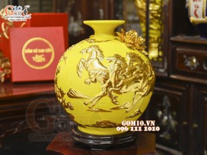 Bình hút tài lộc Mã Đáo Thành Công cuốn thư đắp nổi dát vàng, nền vàng, cao 30cm