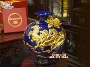 Bình hút tài lộc Mã Đáo Thành Công cuốn thư đắp nổi dát vàng, nền xanh coban, cao 30cm