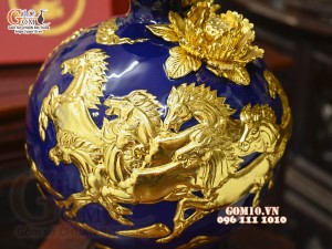 Bình hút tài lộc Mã Đáo Thành Công cuốn thư đắp nổi dát vàng, nền xanh coban, cao 30cm