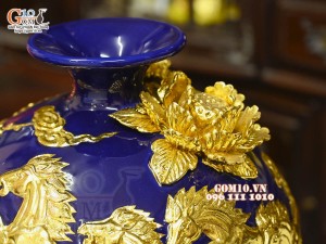 Bình hút tài lộc Mã Đáo Thành Công cuốn thư đắp nổi dát vàng, nền xanh coban, cao 30cm