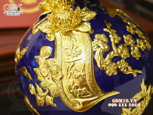 Bình hút tài lộc Mã Đáo Thành Công cuốn thư đắp nổi dát vàng, nền xanh coban, cao 30cm