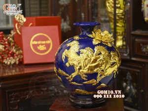 Bình hút tài lộc Mã Đáo Thành Công cuốn thư đắp nổi dát vàng, nền xanh coban, cao 30cm