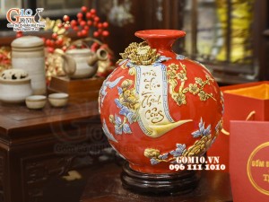 Bình hút tài lộc Mã Đáo Thành Công cuốn thư đắp nổi, nền đỏ, cao 28cm