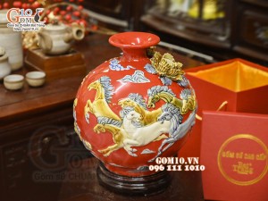 Bình hút tài lộc Mã Đáo Thành Công cuốn thư đắp nổi, nền đỏ, cao 28cm