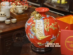 Bình hút tài lộc Mã Đáo Thành Công cuốn thư đắp nổi, nền đỏ, cao 28cm