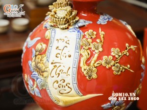 Bình hút tài lộc Mã Đáo Thành Công cuốn thư đắp nổi, nền đỏ, cao 28cm