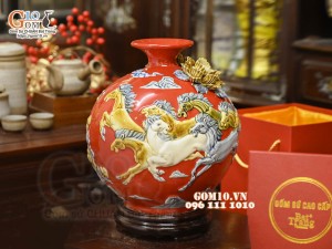 Bình hút tài lộc Mã Đáo Thành Công cuốn thư đắp nổi, nền đỏ, cao 28cm