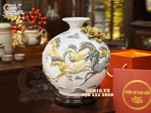 Bình hút tài lộc Mã Đáo Thành Công cuốn thư đắp nổi, nền trắng, cao 28cm