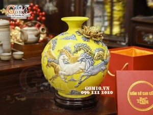 Bình hút tài lộc Mã Đáo Thành Công cuốn thư đắp nổi, nền vàng, cao 28cm