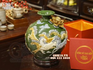 Bình hút tài lộc Mã Đáo Thành Công cuốn thư đắp nổi, nền xanh lục bảo, cao 28cm