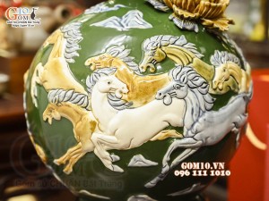 Bình hút tài lộc Mã Đáo Thành Công cuốn thư đắp nổi, nền xanh lục bảo, cao 28cm