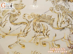 Bình hút tài lộc men màu trắng đắp nổi vẽ vàng 24k, cảnh Mã Đáo Thành Công, cao 40cm