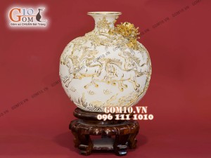 Bình hút tài lộc men màu trắng đắp nổi vẽ vàng 24k, cảnh Mã Đáo Thành Công, cao 35cm