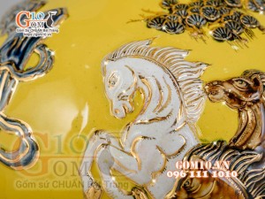 Bình hút tài lộc Mã Đáo Thành Công đắp nổi vẽ vàng 24k, nền vàng - cao 35cm