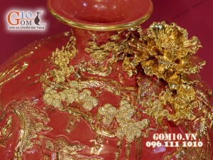 Bình hút tài lộc men màu đỏ đắp nổi vẽ vàng 24k, cảnh Mã Đáo Thành Công, cao 35cm
