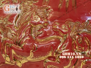 Bình hút tài lộc men màu đỏ đắp nổi vẽ vàng 24k, cảnh Mã Đáo Thành Công, cao 35cm