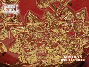 Bình hút tài lộc men màu đỏ đắp nổi vẽ vàng 24k, cảnh Mã Đáo Thành Công, cao 35cm