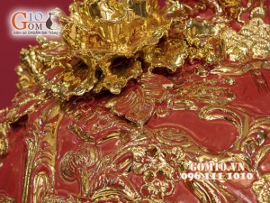 Bình hút tài lộc men màu đỏ đắp nổi vẽ vàng 24k, cảnh Mã Đáo Thành Công, cao 35cm