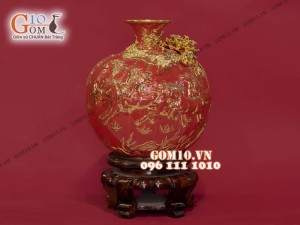 Bình hút tài lộc men màu đỏ đắp nổi vẽ vàng 24k, cảnh Mã Đáo Thành Công, cao 35cm