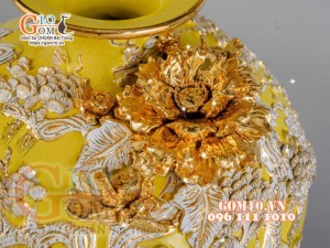 Bình hút tài lộc Mã Đáo Thành Công Trắng đắp nổi vẽ vàng 24k, nền vàng - cao 40cm