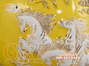 Bình hút tài lộc Mã Đáo Thành Công Trắng đắp nổi vẽ vàng 24k, nền vàng - cao 40cm