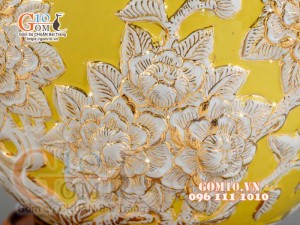 Bình hút tài lộc Mã Đáo Thành Công Trắng đắp nổi vẽ vàng 24k, nền vàng - cao 40cm