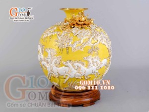 Bình hút tài lộc Mã Đáo Thành Công Trắng đắp nổi vẽ vàng 24k, nền vàng - cao 35cm