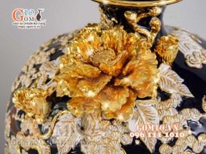 Bình hút tài lộc Mã Đáo Thành Công Trắng đắp nổi vẽ vàng 24k, nền xanh coban - cao 40cm