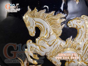 Bình hút tài lộc Mã Đáo Thành Công Trắng đắp nổi vẽ vàng 24k, nền xanh coban - cao 40cm