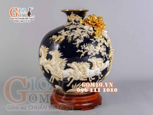 Bình hút tài lộc Mã Đáo Thành Công Trắng đắp nổi vẽ vàng 24k, nền xanh coban - cao 30cm