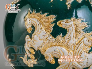 Bình hút tài lộc Mã Đáo Thành Công Trắng đắp nổi vẽ vàng 24k, nền xanh lục bảo - cao 40cm