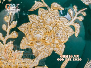 Bình hút tài lộc Mã Đáo Thành Công Trắng đắp nổi vẽ vàng 24k, nền xanh lục bảo - cao 40cm