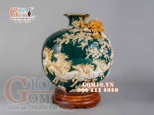 Bình hút tài lộc Mã Đáo Thành Công Trắng đắp nổi vẽ vàng 24k, nền xanh lục bảo - cao 40cm