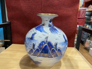 Bình hút tài lộc men lam cổ cảnh Thuận Buồm Xuôi Gió vẽ vàng 24k, cao 25cm